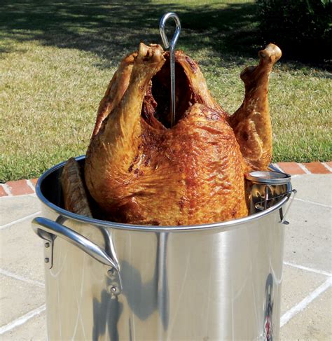 Aug 30, 2022 · Holding turkey by handle, immerse in oil. Maintain temperature at 360 degrees while frying. Fry until golden brown, about 45 minutes, or 3 minutes per pound. Lift turkey from oil; transfer to a wire rack over a roasting pan. Drain for 15 minutes. 